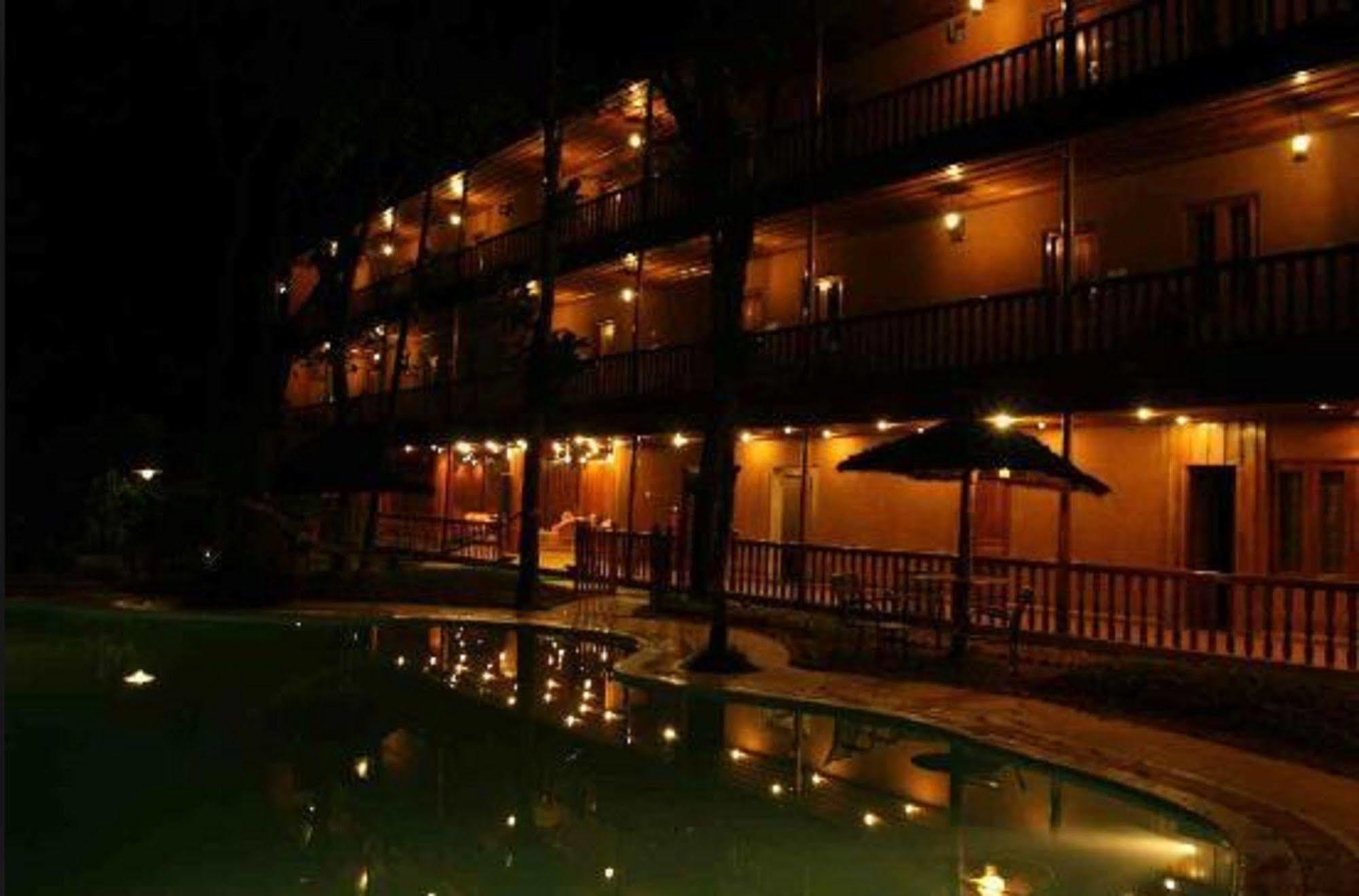 Hotel Woods N Spice - Thekkady à Kumily Extérieur photo